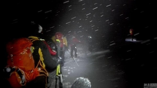 意大利因雪崩被埋度假酒店伤亡惨重(组图) - 1