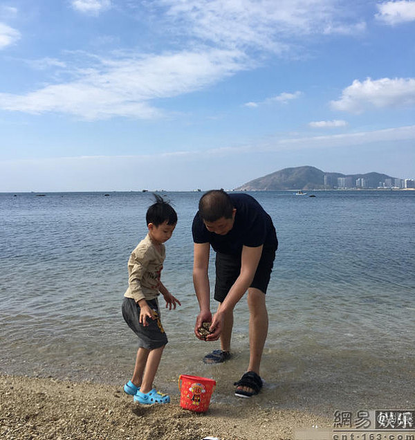 姚晨一家到海南过小年 儿子玩耍女儿酣睡(组图) - 1