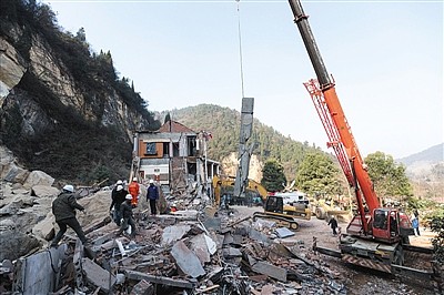 确认无生命迹象后 湖北南漳山体坠落巨石被破解 - 1