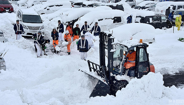 日本多地突然遭遇大雪袭击 百余车辆被困路上(组图) - 1