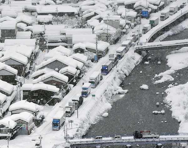 日本多地突然遭遇大雪袭击 百余车辆被困路上(组图) - 3