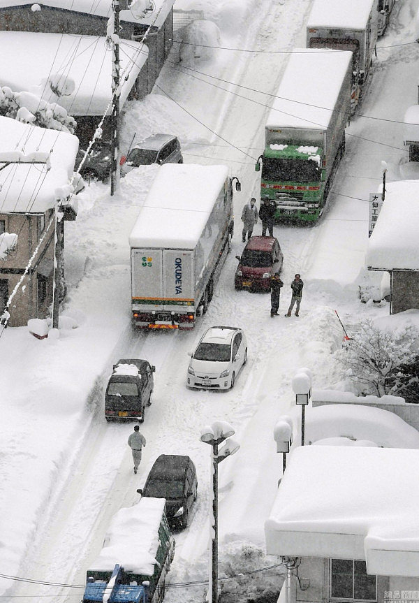 日本多地突然遭遇大雪袭击 百余车辆被困路上(组图) - 4