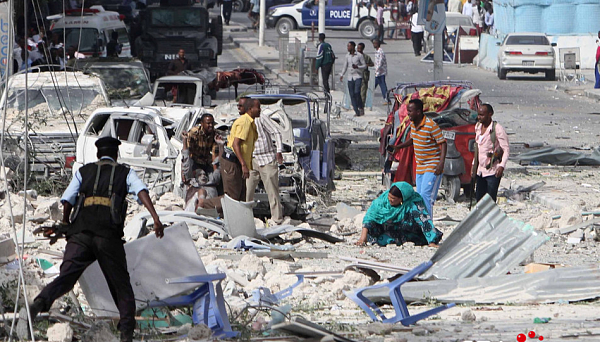 索马里摩加迪沙酒店发生两次爆炸袭击 造成多人受伤 - 1