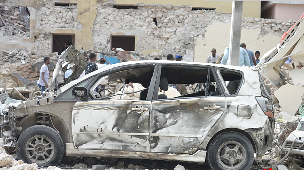 索马里摩加迪沙酒店发生两次爆炸袭击 造成多人受伤 - 2