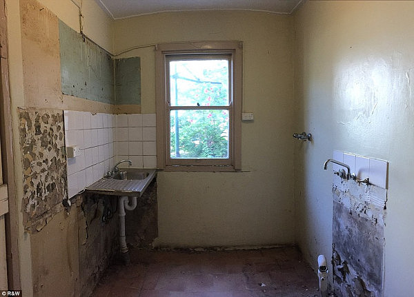 3C75CD3500000578-4152342-SYDNEY_A_decrepit_three_bedroom_home_is_on_the_market_in_Glebe_i-a-7_1485269930488.jpg.jpg,0