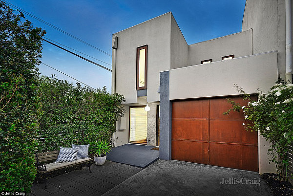 3C75FCAB00000578-4152342-MELBOURNE_A_townhouse_in_South_Yarra_Melbourne_is_expected_to_fe-a-2_1485344905983.jpg.jpg,0