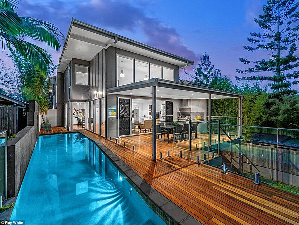 3C75DE7B00000578-4152342-BRISBANE_A_five_bedroom_home_in_Red_Hill_about_three_kilometres_-a-22_1485269932605.jpg.jpg,0