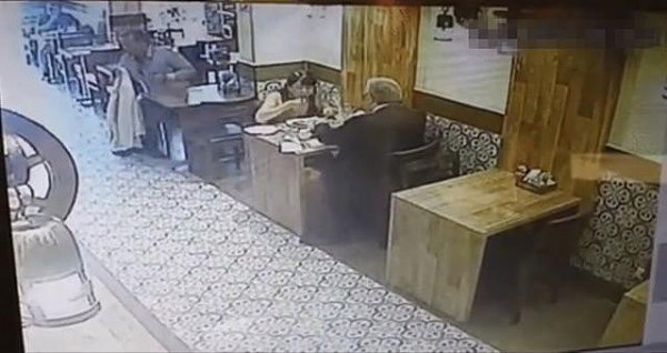 监控摄像，一对男女正在餐厅内吃饭，身边竟然发生如此一幕 - 1