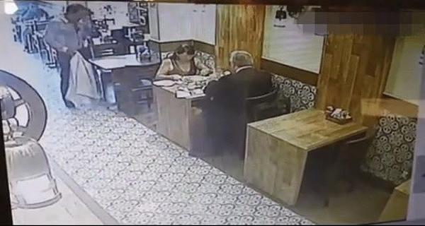 监控摄像，一对男女正在餐厅内吃饭，身边竟然发生如此一幕 - 2