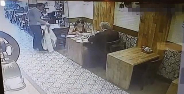 监控摄像，一对男女正在餐厅内吃饭，身边竟然发生如此一幕 - 3