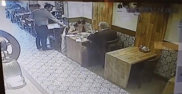 监控摄像，一对男女正在餐厅内吃饭，身边竟然发生如此一幕 - 6