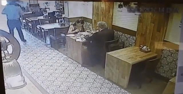 监控摄像，一对男女正在餐厅内吃饭，身边竟然发生如此一幕 - 5