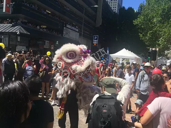 现场盛况! “中国·墨尔本”火爆现场! 舞龙足足半条街长, 横穿整个唐人街! 整个CBD到处都是人! - 26