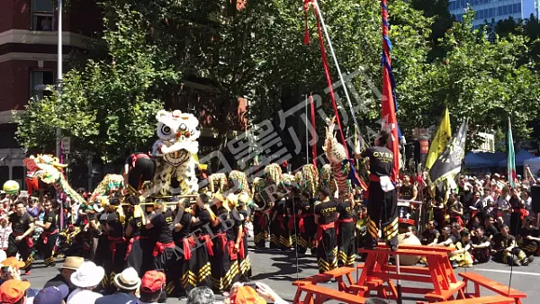 现场盛况! “中国·墨尔本”火爆现场! 舞龙足足半条街长, 横穿整个唐人街! 整个CBD到处都是人! - 29