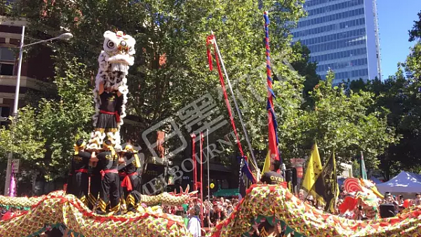 现场盛况! “中国·墨尔本”火爆现场! 舞龙足足半条街长, 横穿整个唐人街! 整个CBD到处都是人! - 32