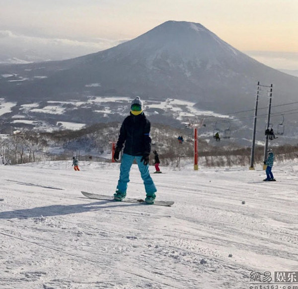 刘嘉玲低调秀恩爱 富士山滑雪老公相伴 - 1