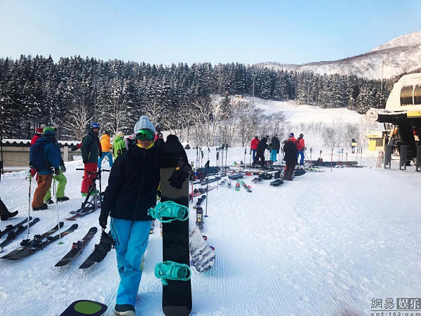 刘嘉玲低调秀恩爱 富士山滑雪老公相伴 - 2