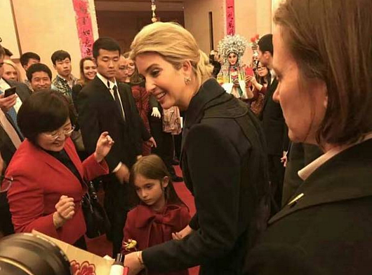 伊万卡拜访中国大使馆庆春节 女儿要了一兔子剪纸 - 1