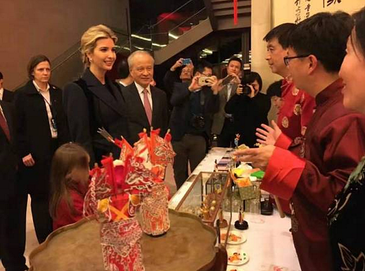 伊万卡拜访中国大使馆庆春节 女儿要了一兔子剪纸 - 2