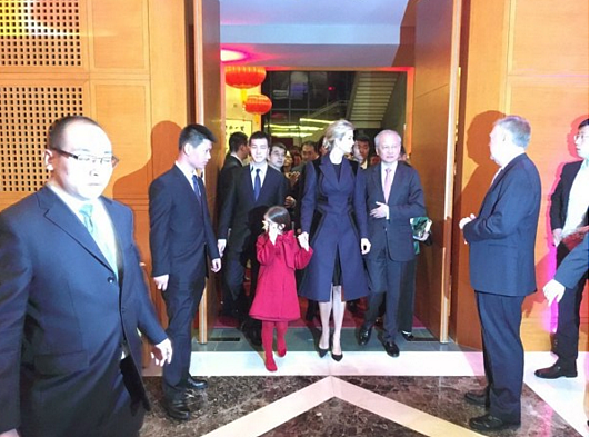 伊万卡拜访中国大使馆庆春节 女儿要了一兔子剪纸 - 3