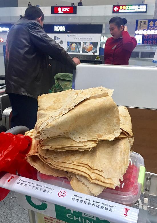 母亲做的煎饼和咸菜让他行李超重30多斤 - 3