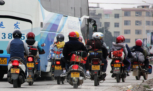 一辆摩托乘五人 “虎爸虎妈”驮三子女赶赴广东 - 5