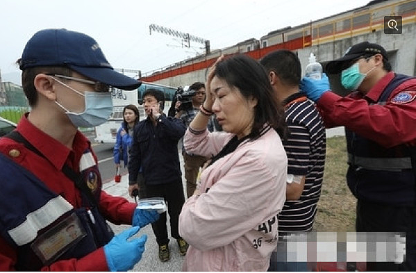 载有大陆游客大巴车在台湾高雄出车祸 多人送医 - 10