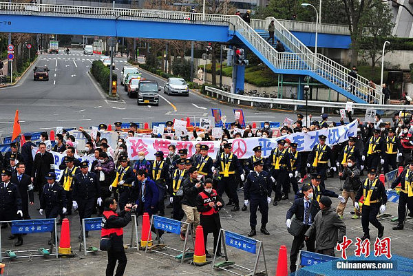 近百名在日华侨华人游行抗议APA酒店行径(图) - 5