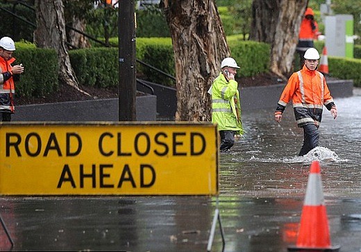 暴雨太可怕!西悉尼公寓楼遭暴雨侵袭马上要塌了 上百居民遭紧急疏散!(图) - 2