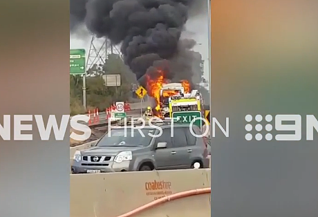 悉尼M4高速一公交车突发大火浓烟滚滚:10名乘客被疏散 相关路段已封 - 3