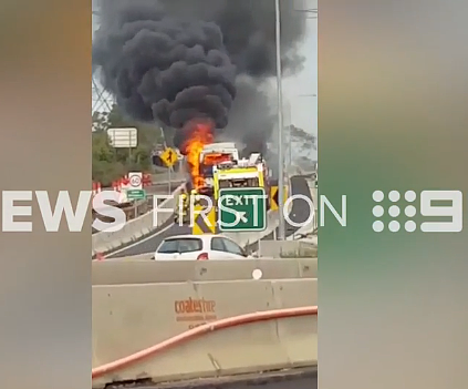悉尼M4高速一公交车突发大火浓烟滚滚:10名乘客被疏散 相关路段已封 - 2
