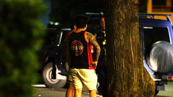 悉尼Rhodes醉酒女和男友深夜街头争吵 一怒之下开车撞树 - 4