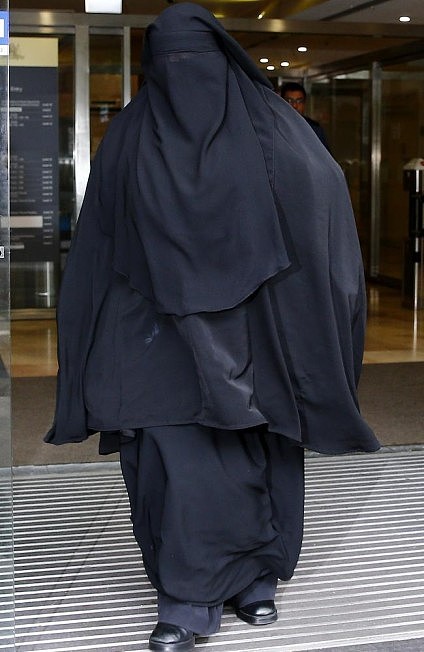 悉尼一涉恐穆斯林之妻出庭拒摘头巾 将被诉不尊重法庭 - 2