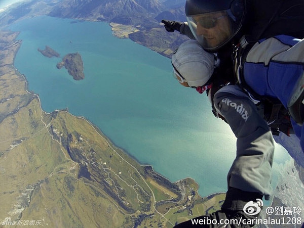 越活越开心！！52岁刘嘉玲玩高空跳伞 - 1