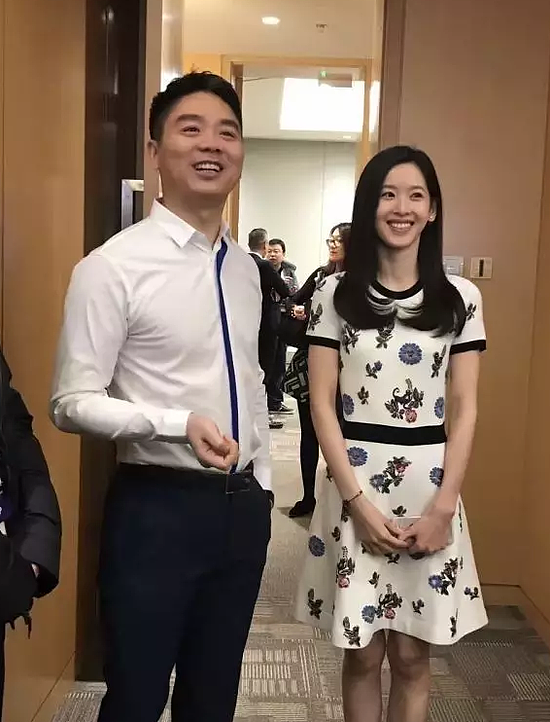 刘强东奶茶妹妹手牵手现身年会 所穿衣服售价4万 - 3