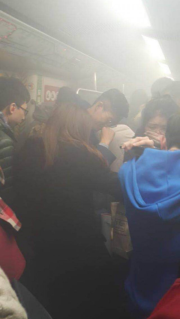 突发！现场视频流出！香港尖沙嘴地铁内男子自焚 至少12人烧伤 现场混乱尖叫四散（视频） - 11