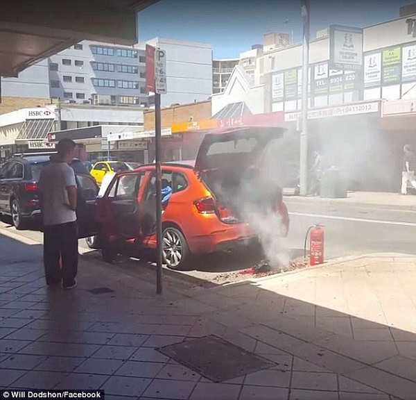 悉尼Chatswood一车内存放烟花被高温点燃 现场浓烟不断 - 3
