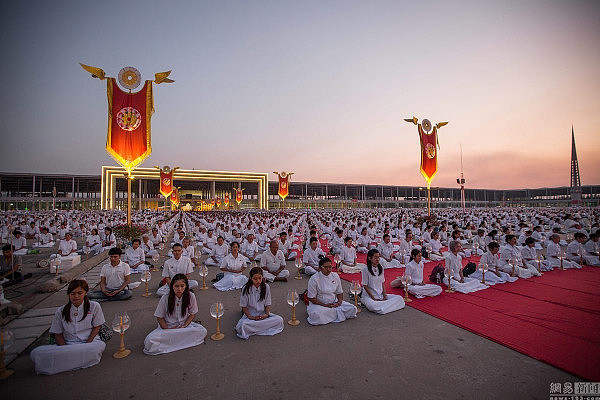 泰国庆祝万佛节 上千僧人齐聚景象壮观 - 2