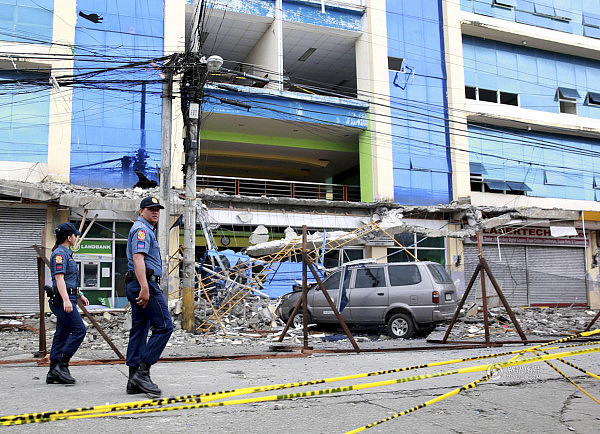 菲律宾地震7人遇难 杜特尔特神情哀伤(组图) - 7