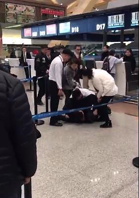 网曝昆明机场乘客与工作人员扭打一团 因航班延误 - 1