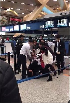 网曝昆明机场乘客与工作人员扭打一团 因航班延误 - 3