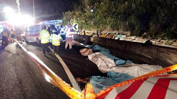 快讯:台湾一游览车在台北市南港附近翻落边坡 至少17人遇难 - 4