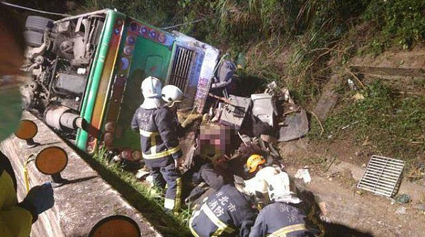 快讯:台湾一游览车在台北市南港附近翻落边坡 至少17人遇难 - 3