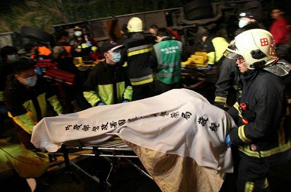 快讯:台湾一游览车在台北市南港附近翻落边坡 至少17人遇难 - 5