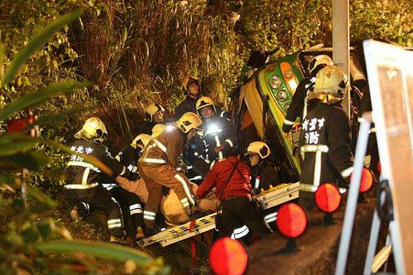 快讯:台湾一游览车在台北市南港附近翻落边坡 至少17人遇难 - 6