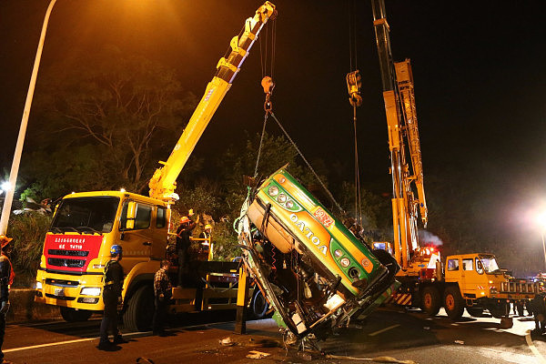 台湾游览车严重车祸已致34人死亡 疑因超速致翻覆 - 4