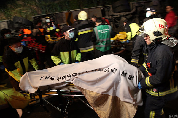 台湾一游览车翻覆 已致34人死亡10人受伤 - 6