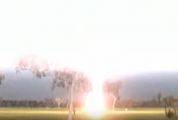 澳摄影师捕捉闪电瞬间 一棵树被劈中照亮半边天!(视频) - 3