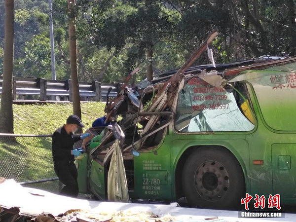 台湾游览车翻车事故 旅行社负责人致歉 - 6