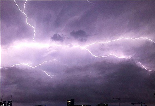  狂风暴雨突袭昆州!布里斯本骤降14℃ 9000户民居大停电! - 2